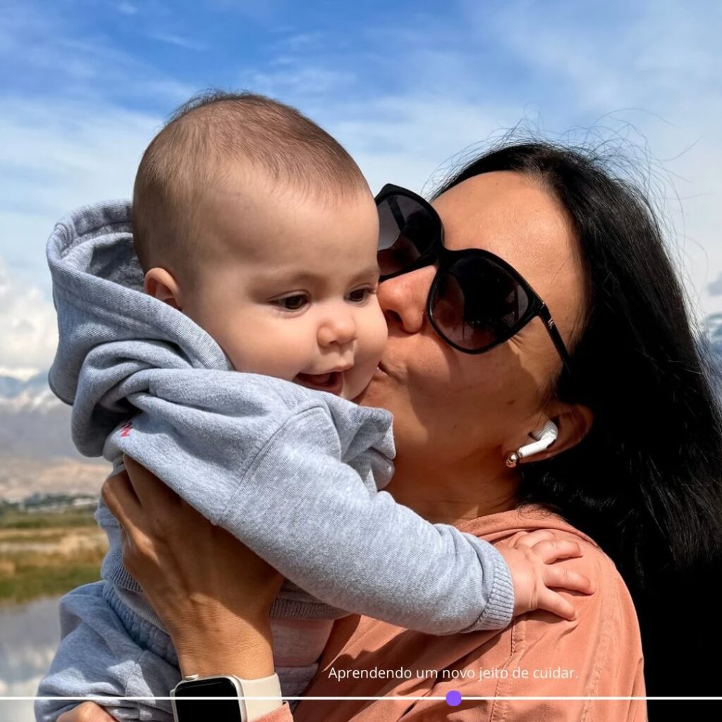 Thaisa beijando Maria Celeste no rosto